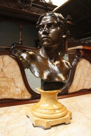 Bronze statue on marble base signed by LEON MIGNON    1847 - 1898 LA FEMME DU PEUPLE 