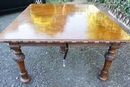 style Table and chairs in Walnut, English 19th century