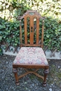 style Table and chairs in Walnut, English 19th century