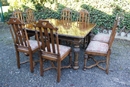 style Table and chairs in Walnut, English 19th century