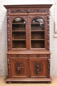 Hunt cabinet in oak