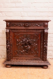 Narrow hunt cabinet oak