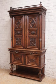 Quality renaissance cabinet in walnut