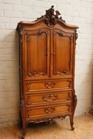 Special walnut Louis XV cabinet